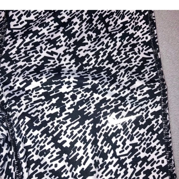 Nike Dri Fit Women's High Waisted Black and White Patterned Leggings Large - Picture 2 of 16